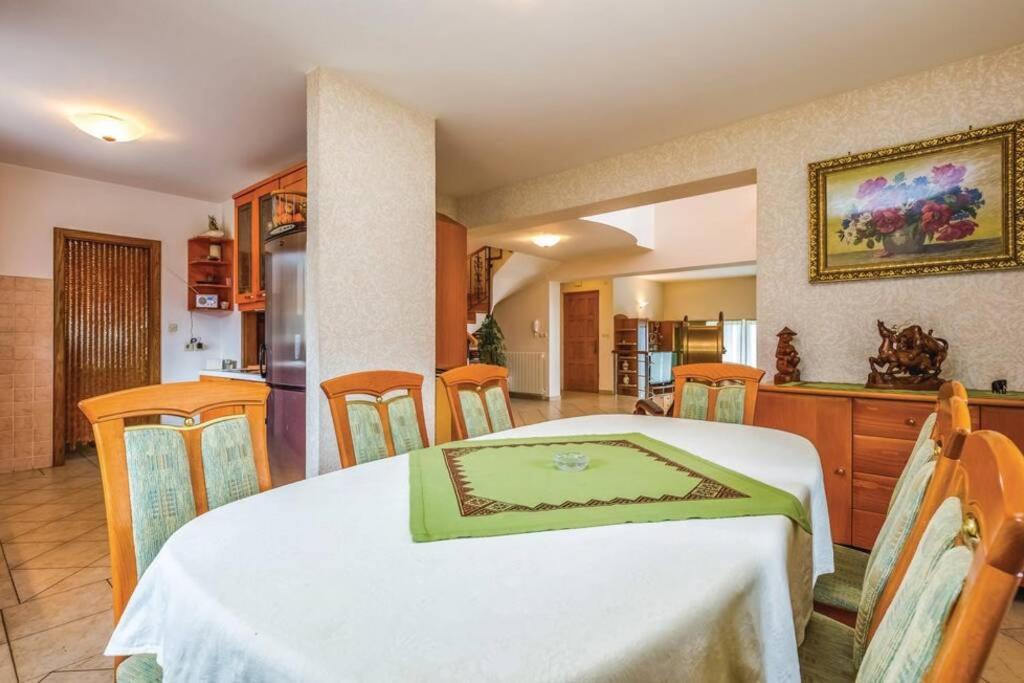 Lux Apartman Leo Apartment Кострена Екстериор снимка