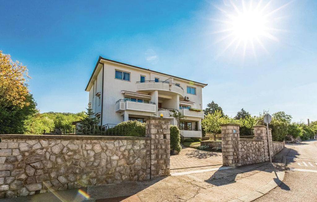 Lux Apartman Leo Apartment Кострена Екстериор снимка