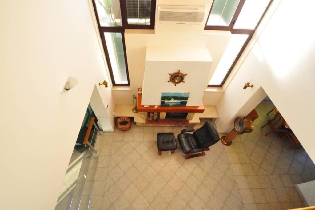 Lux Apartman Leo Apartment Кострена Екстериор снимка